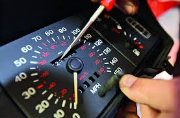 Contachilometri manomessi, ringiovanisce il 40 percento delle auto usate
