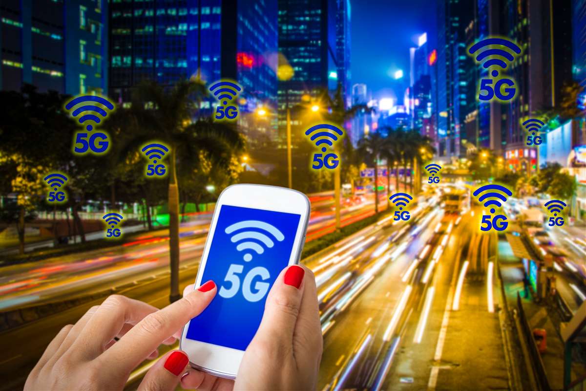 tecnologia mobile ad alta velocità mano di donna usa smartphone con città moderna sfocata come sfondo