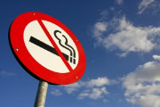 Stop al fumo in auto