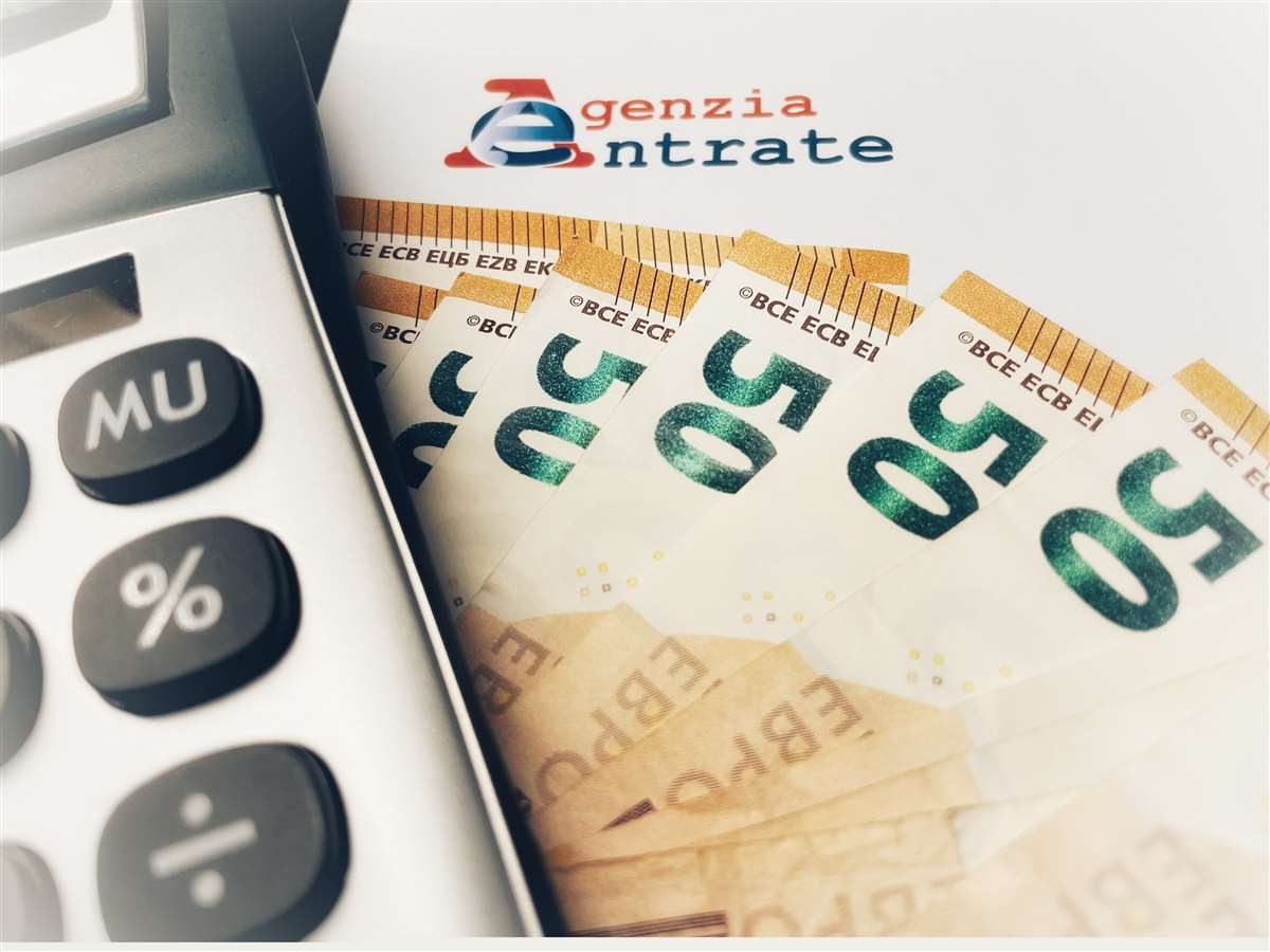 calcolatrice, banconote, documenti agenzia delle entrate