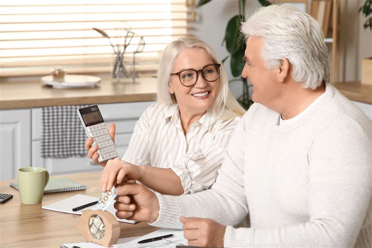 adeguamento pensioni coppia di pensionati sereni che pianifica una cessione del quinto dello stipendio