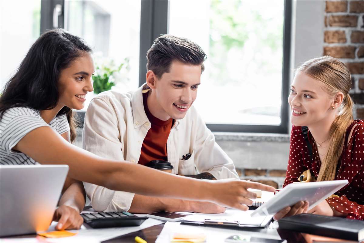 giovani lavoratori sorridenti in ufficio