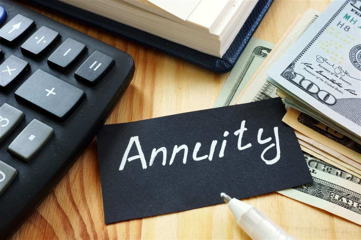 pezzo di carta con scritto annuity e delle banconote