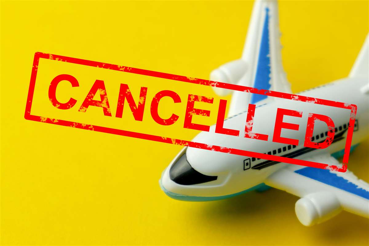 scritta cancelled in rosso su modellino di aereo