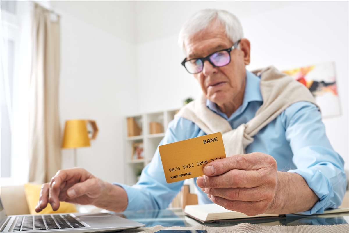 pensionato fa acquisti da casa con personal computer