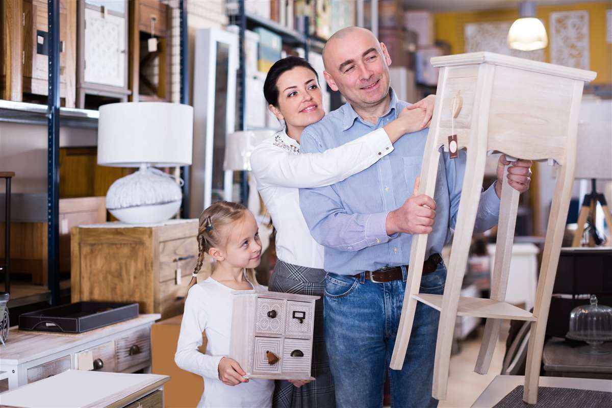 famiglia felice acquista mobili in negozio