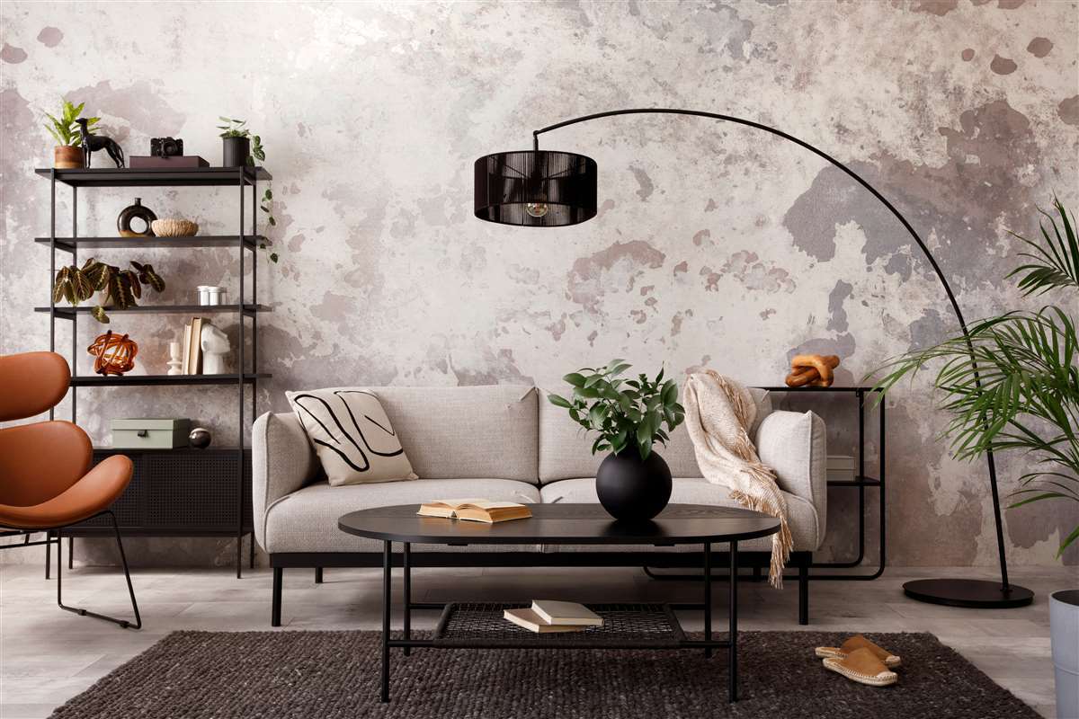 soggiorno elegante con divano grigio di design, poltrona, tavolino e lampada