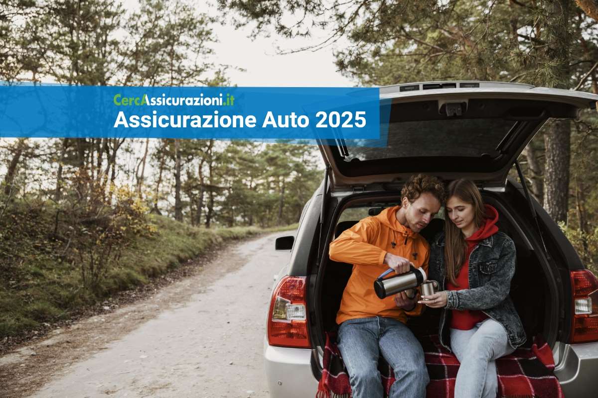 assicurazione auto 2025 coppia seduta sul retro di una macchina