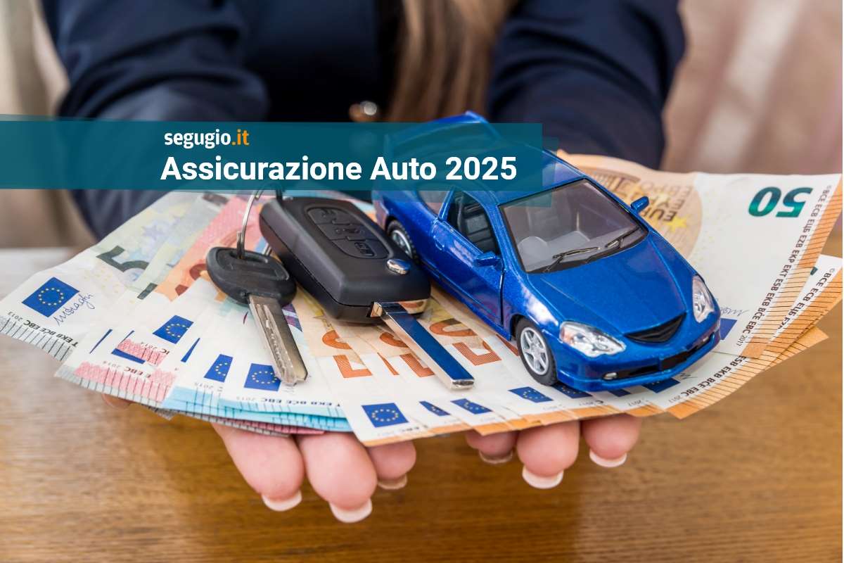 due mani sorreggono banconote su cui poggiano un modellino di auto e delle chiave per l'auto