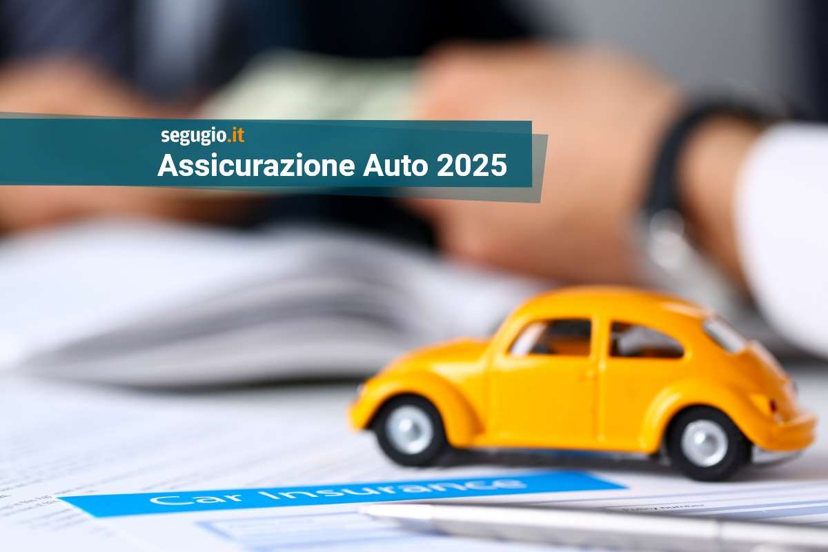 modellino di auto su scrivania