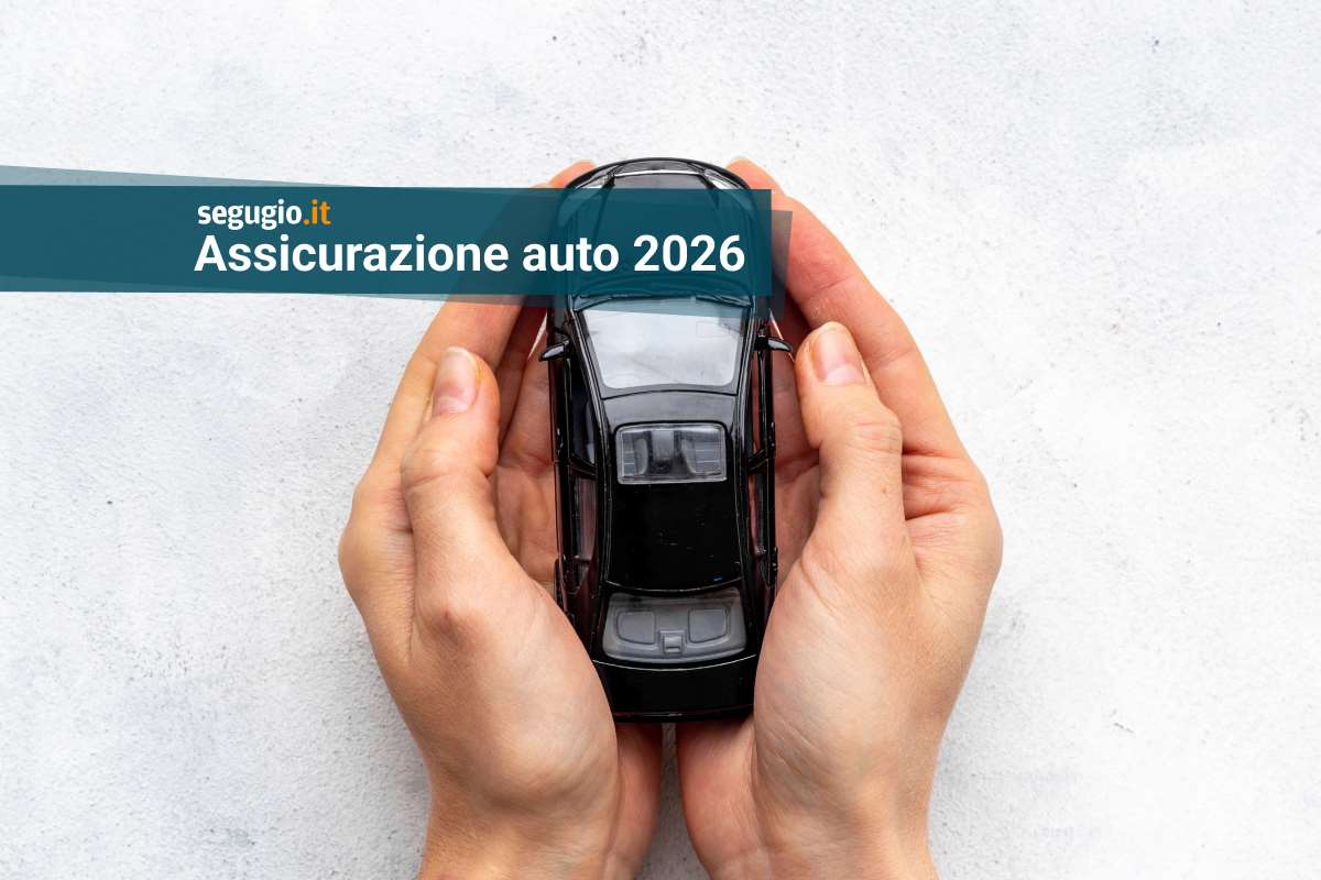 mani che circondano un modellino di auto