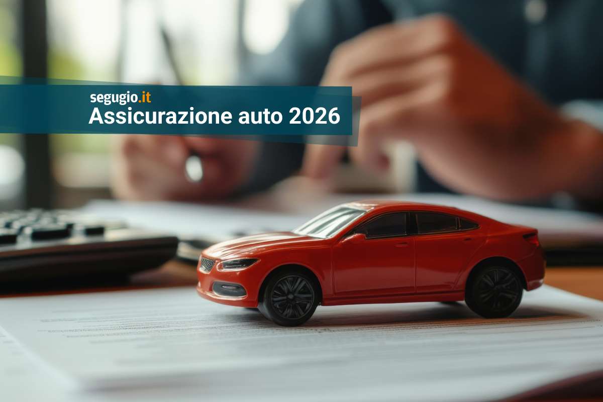 modellino di auto vicino a calcolatrice