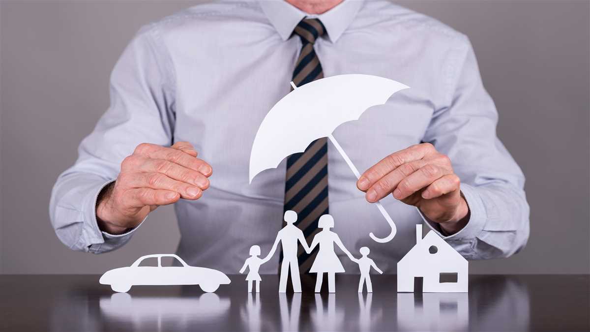 Figura di un ombrello a protezione di una famiglia, di una casa e di un'auto
