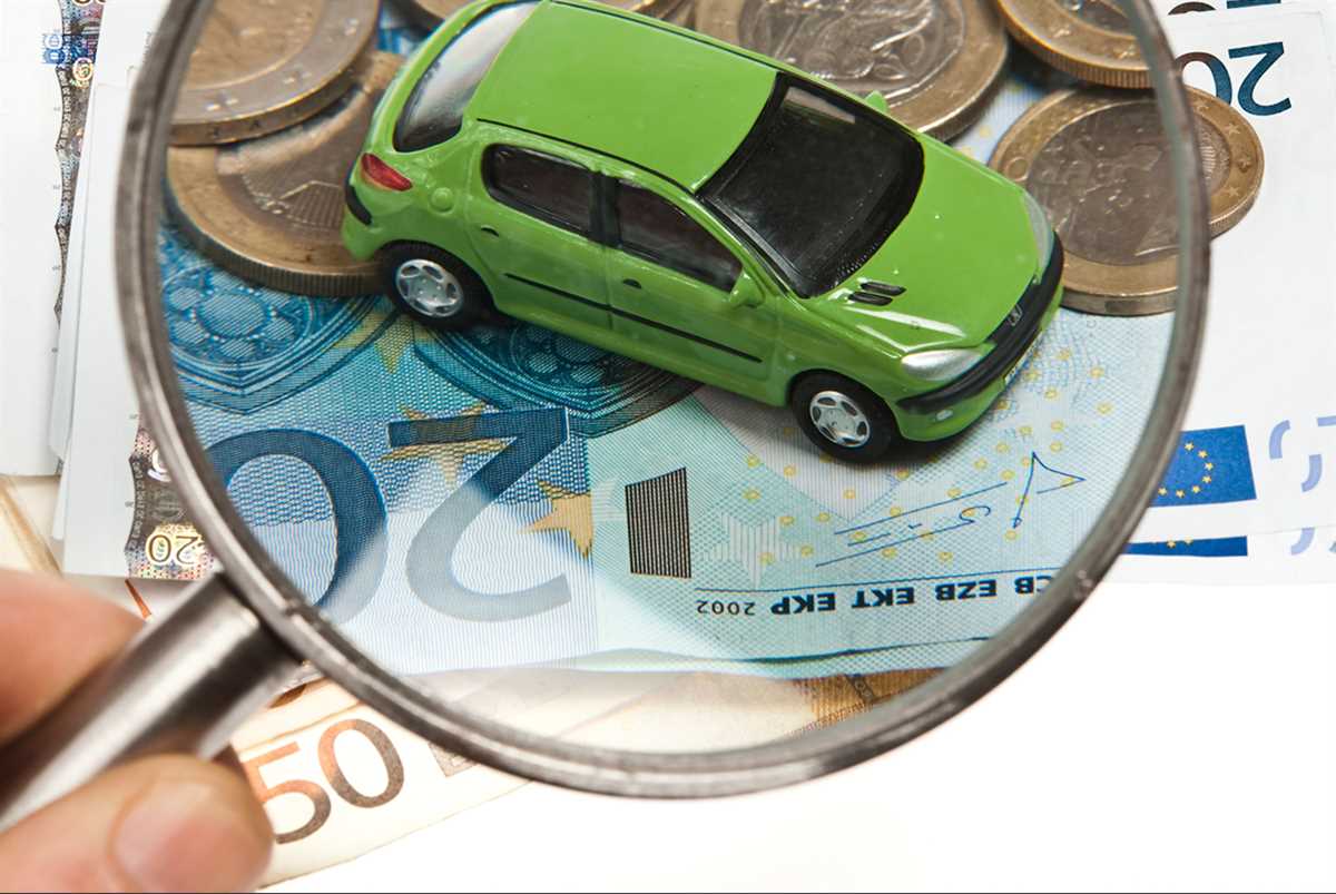 lente di ingrandimento su modellino di auto verde e banconota da 20 euro