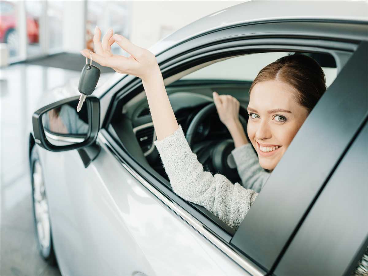 donna in macchina che mostra le chiavi dal finestrino