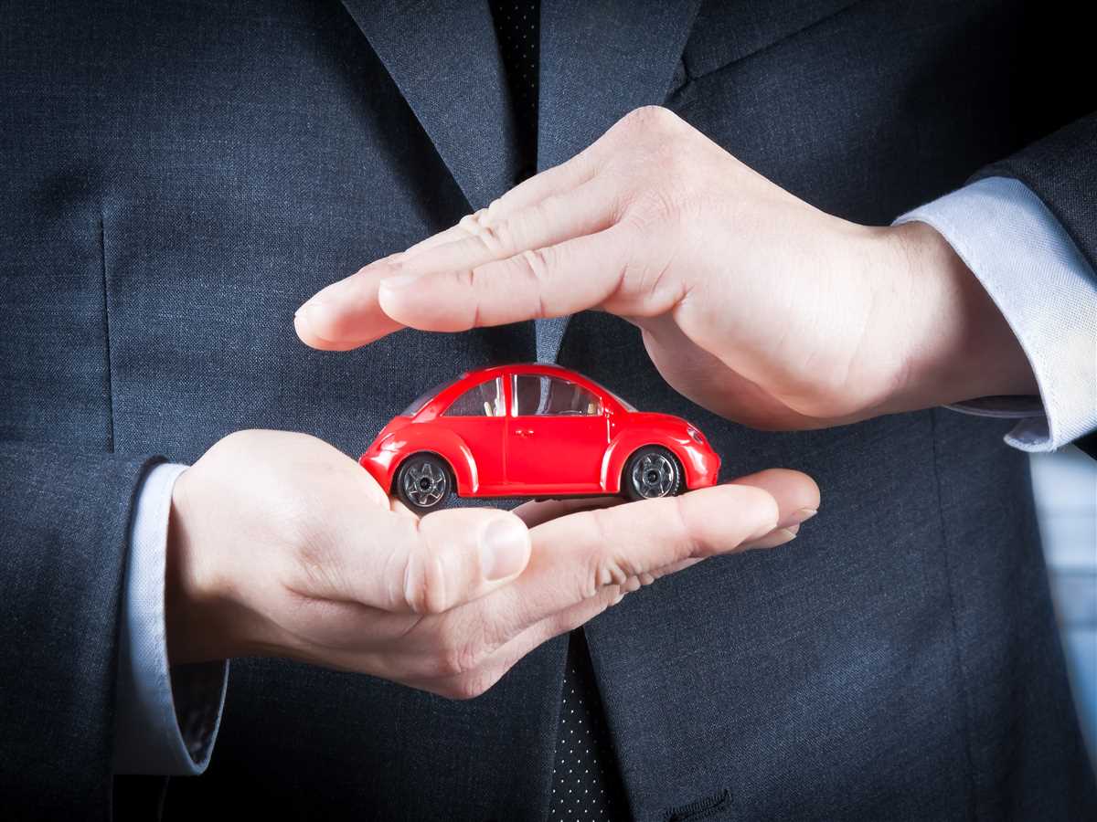 mani di una persona che custodiscono modellino di auto rossa