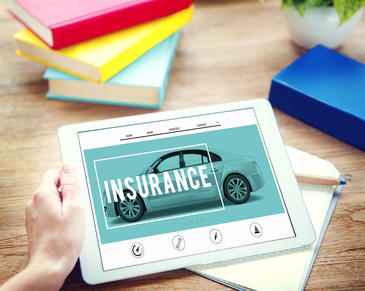tablet con scritta insurance e auto disegnata