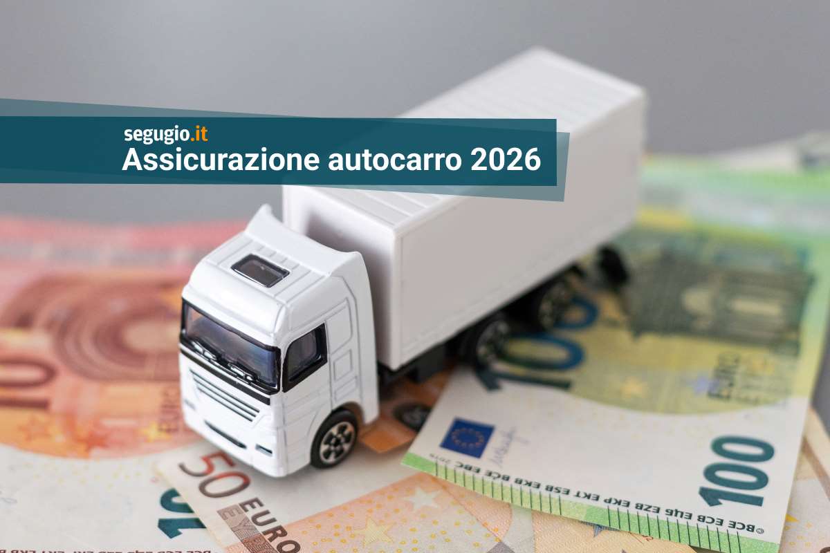 modellino di autocarro su banconote