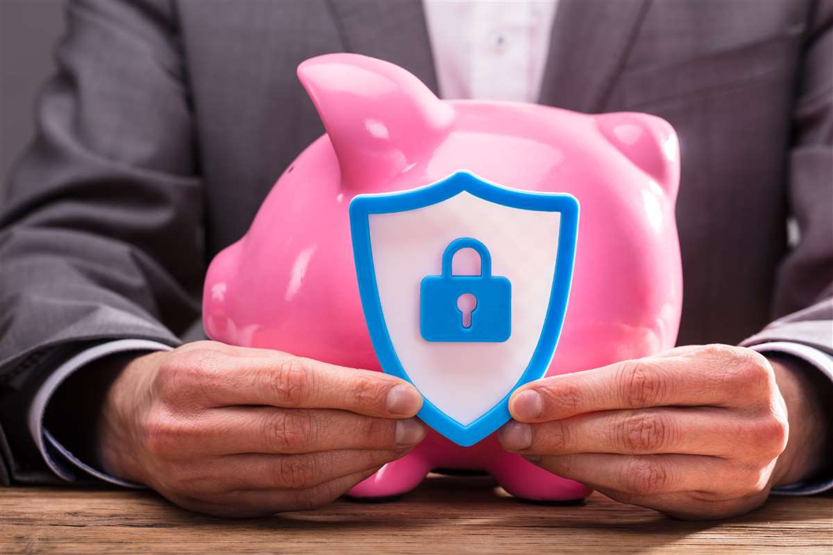 due mani stringono un salvadanaio con davanti uno scudo di protezione su cui è posto un lucchetto