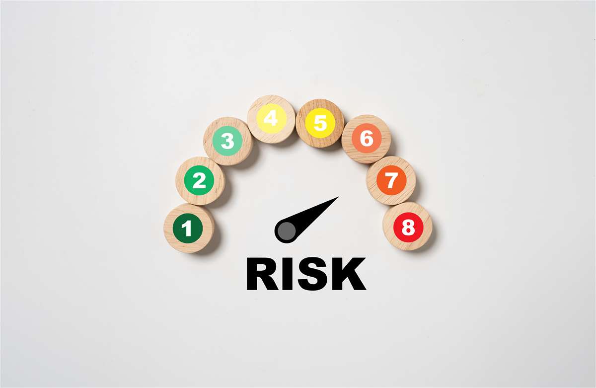 scritta risk che punta sul valore 7