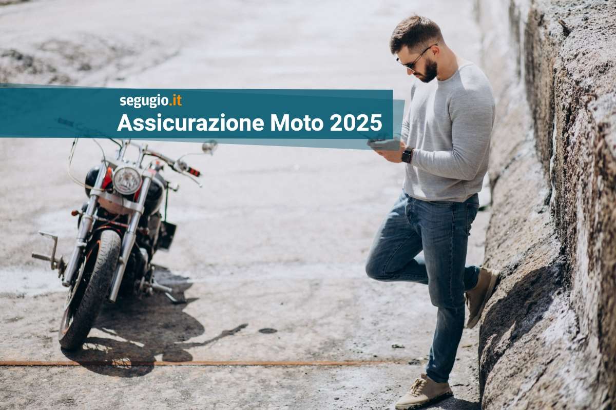 assicurazione moto 2025 moto parcheggiata in strada, vicino un ragazzo appoggiato a un muro