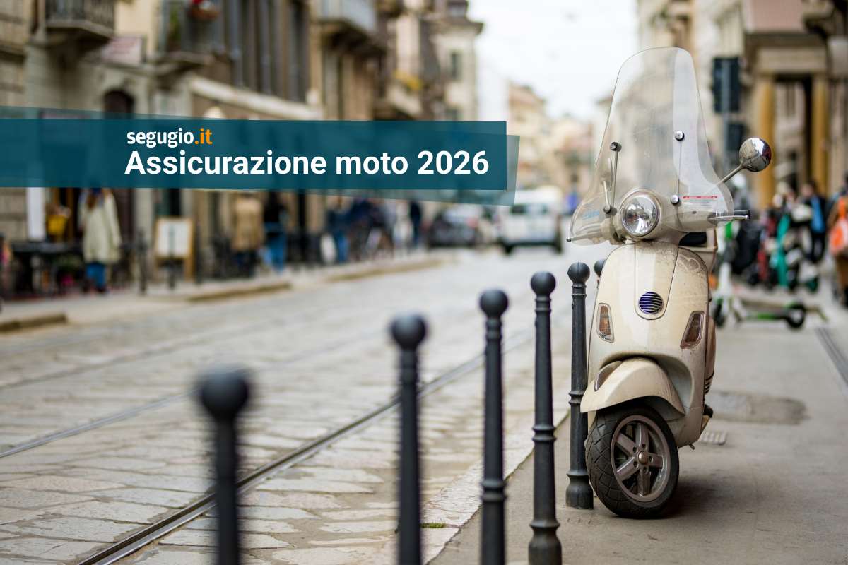primo piano di moto su marciapiede