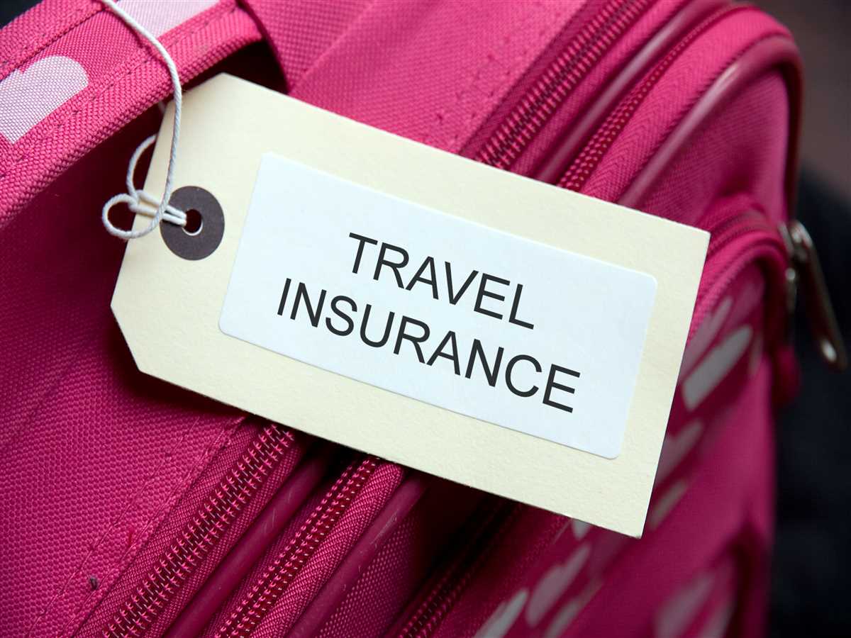 valigia rosa con cartellino assicurazione viaggio