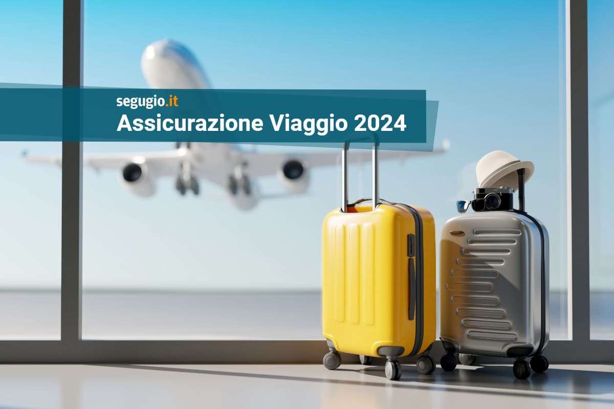 offerte di assicurazione viaggio due valigie davanti alla vetrata di un aeroporto