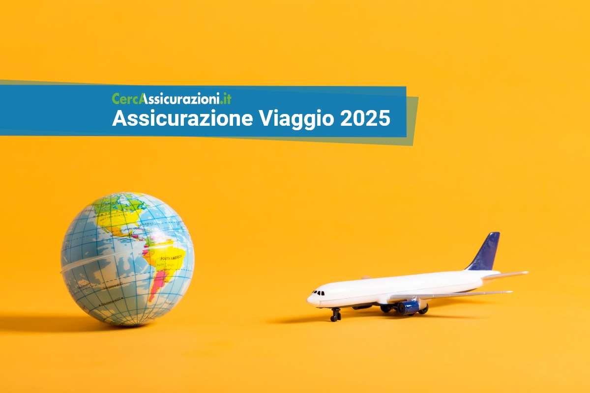 assicurazione viaggio 2025 modellino di aereo e mappamondo su sfondo arancione
