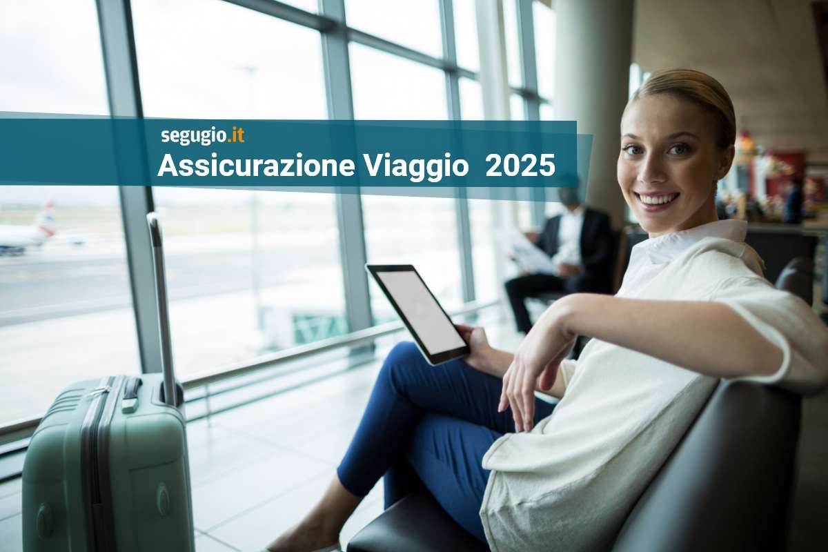 donna con una valigia seduta in un aeroporto