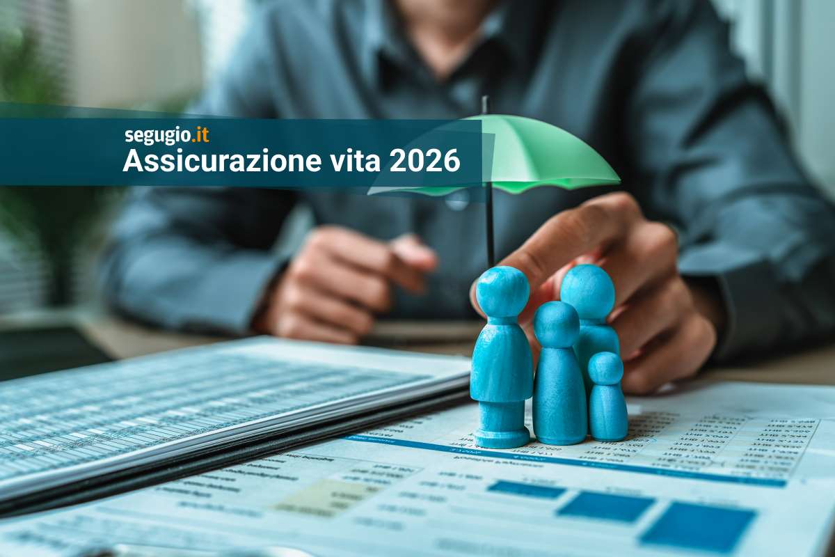 uomo copre con un ombrellino delle figure che formano una famiglia