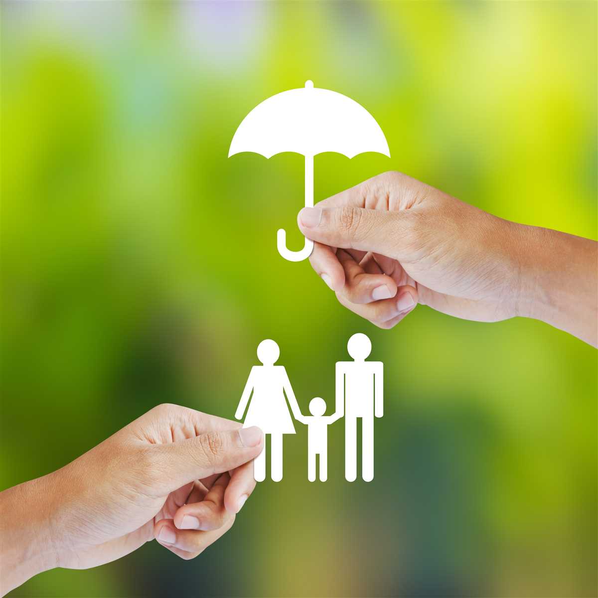 ombrello bianco protegge famiglia