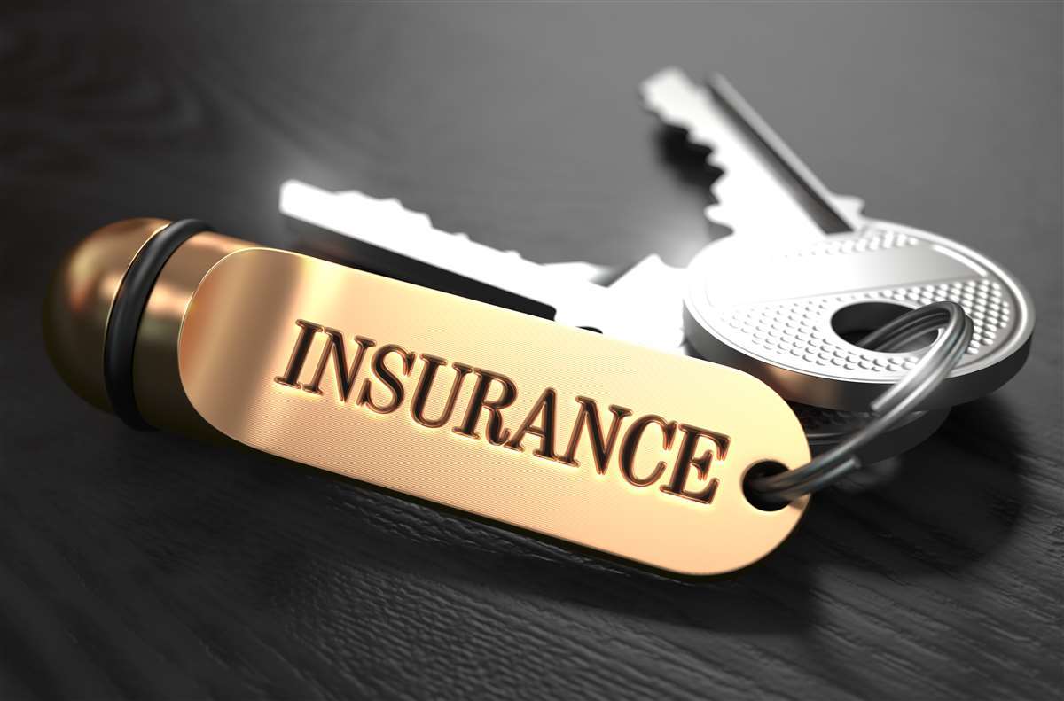mazzo di chiavi con portachiavi color oro e scritta assicurazione