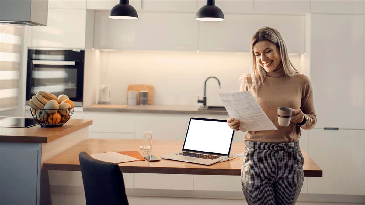 donna che guarda il pc e uomo che cucina ai fornelli, vicino icone di lampadine e fuoco acceso