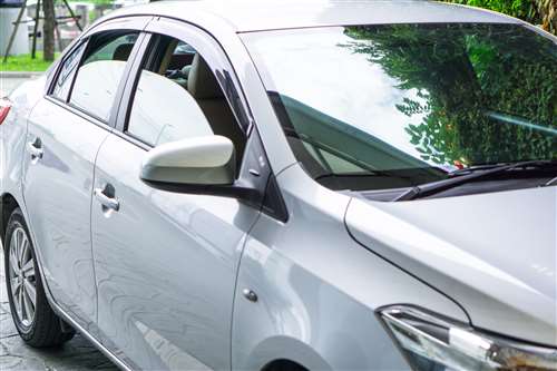 Auto in sosta con finestrini abbassati: si rischia la sanzione