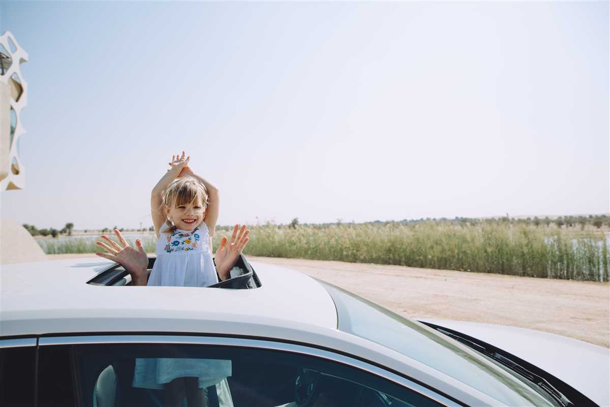 bambina felice in auto con la famiglia