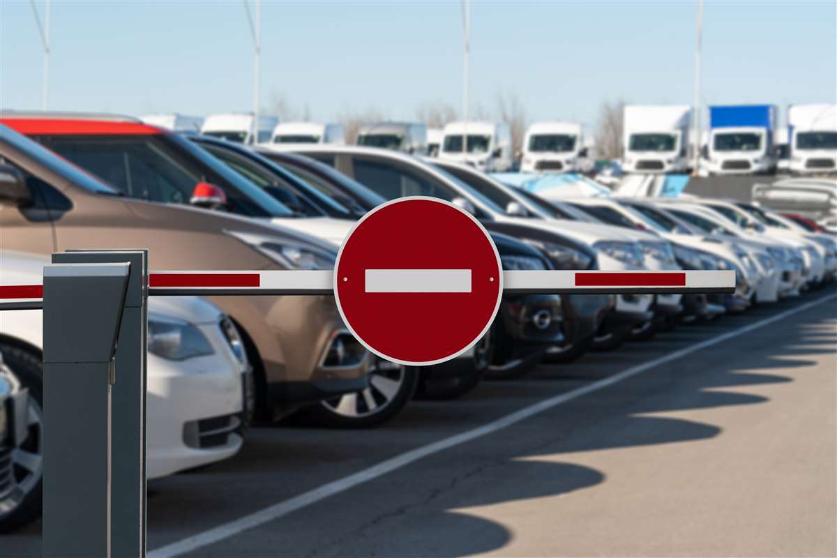 barriera con segnale di divieto dinanzi a un'area parcheggio
