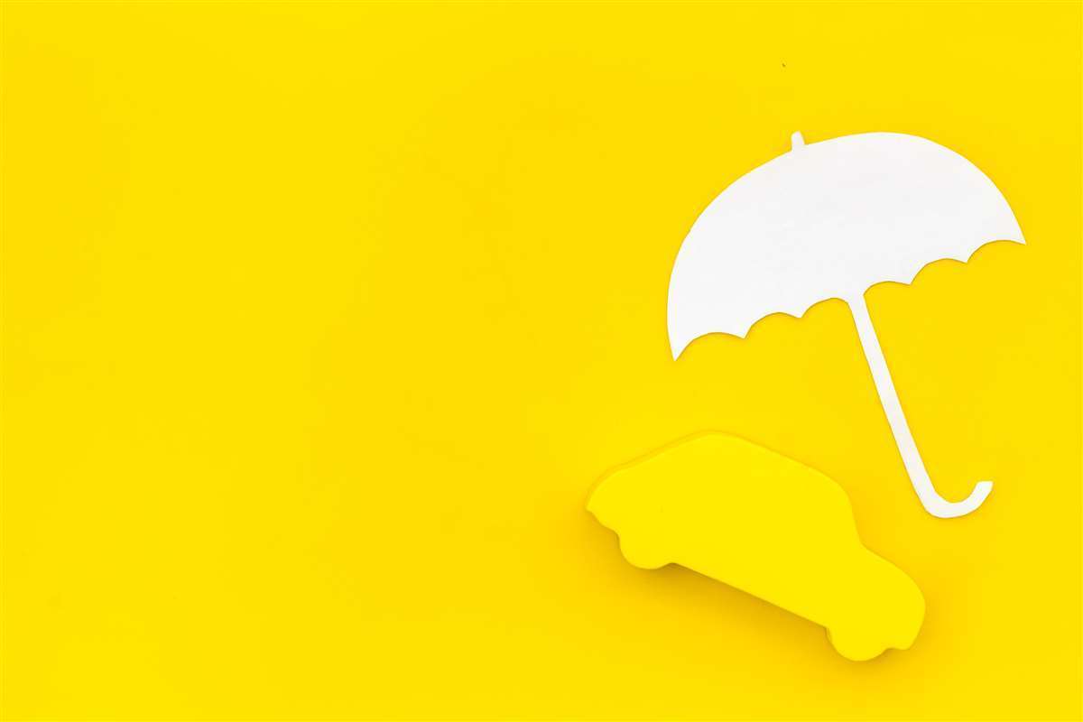 ombrello protegge auto su sfondo giallo