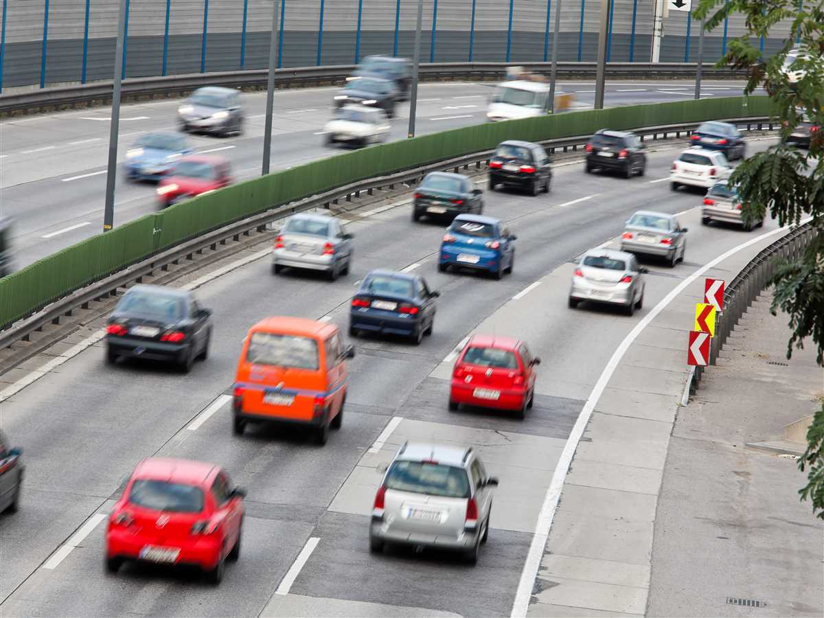vista di una superstrada con automobili in movimento