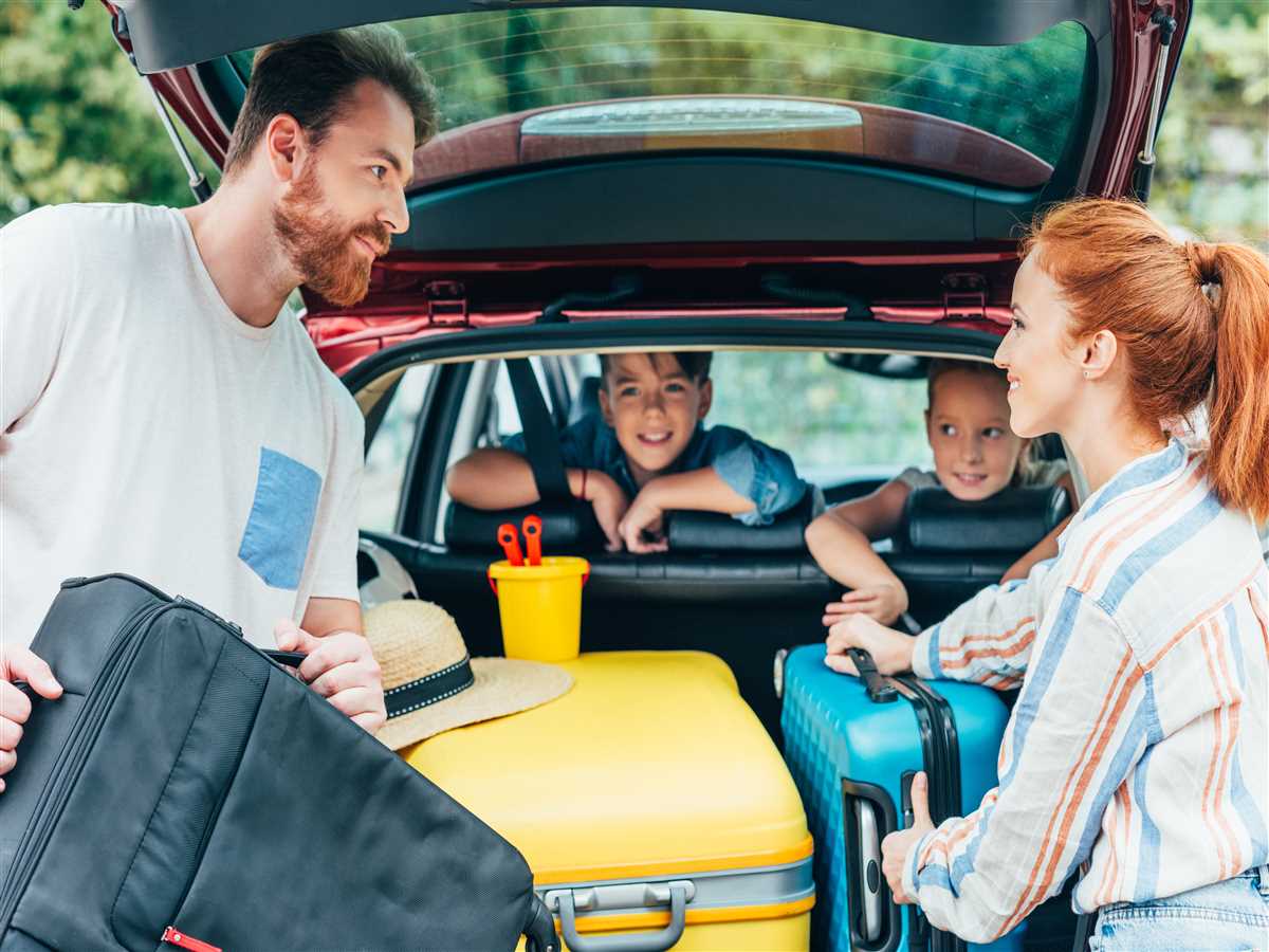 oggetti in auto coppia di genitori che sistema il bagaglio in auto e bambini sul divano posteriore