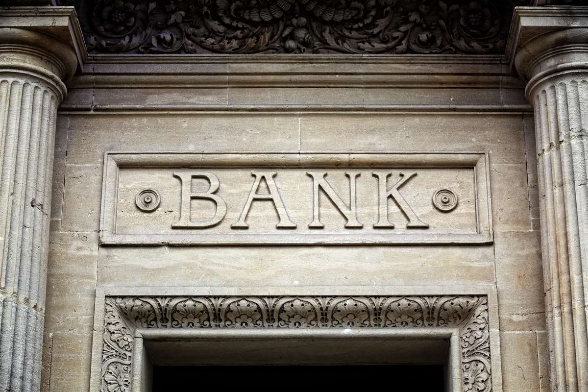 Entrata di un edificio con la scritta bank