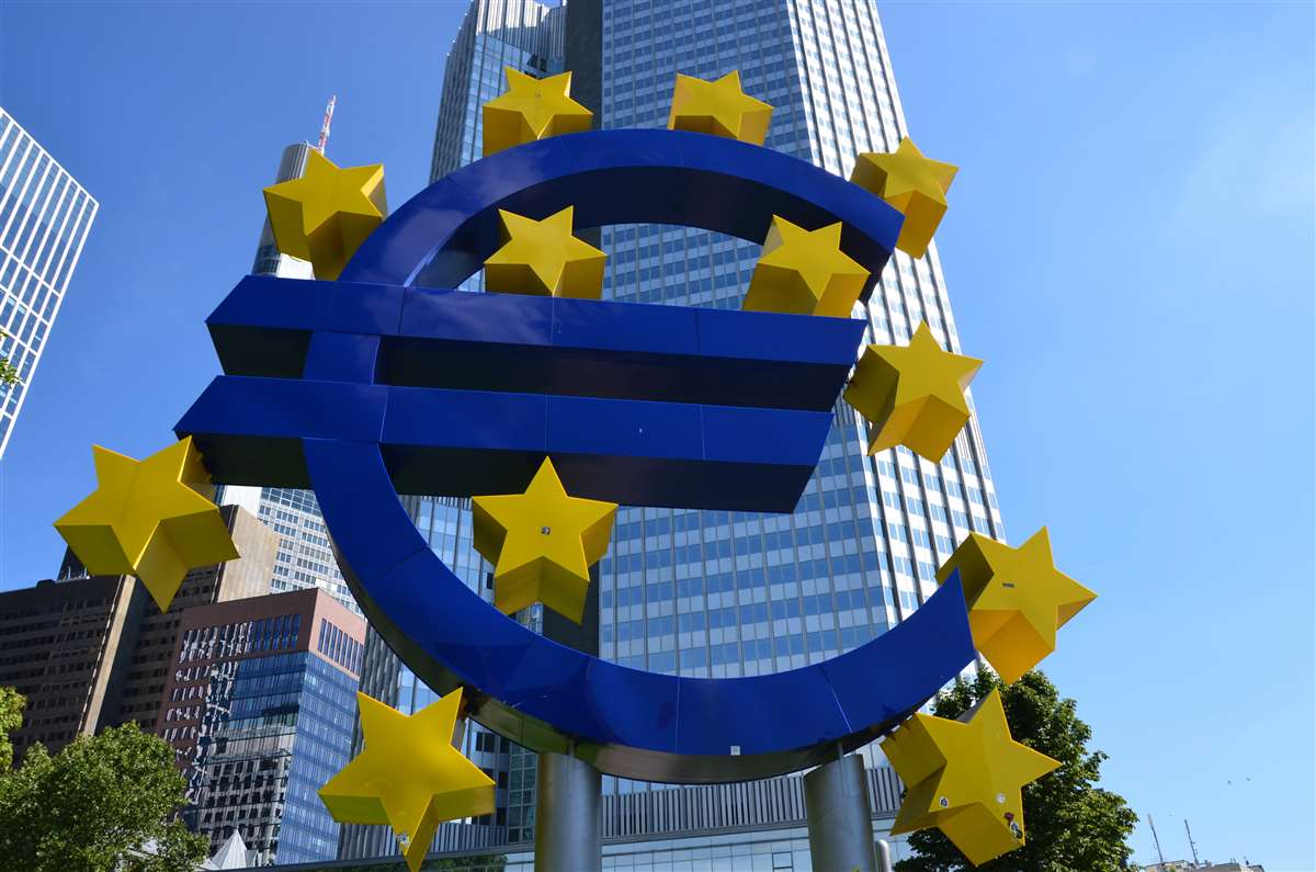 Bce: timidi segnali di ripresa, ma outlook altamente incerto