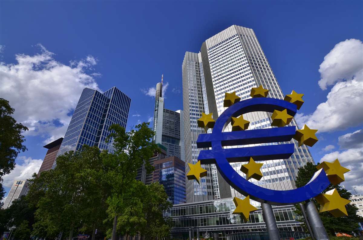 simbolo dell'euro davanti alla sede della Bce
