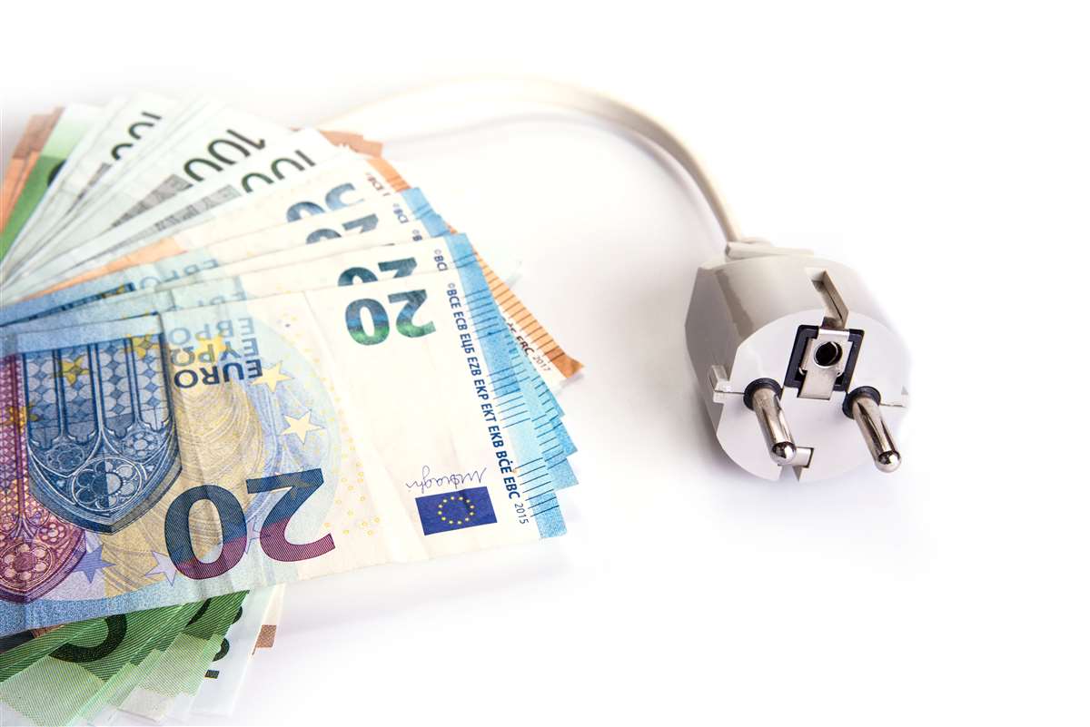 spesa energia elettrica spina elettrica con euro sul banco