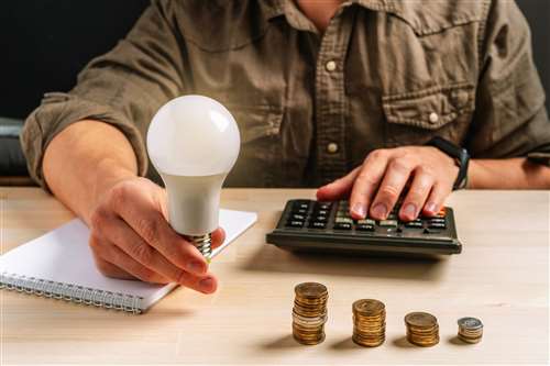 Energia elettrica: prezzi in calo, cosa cambierà da settembre 2025