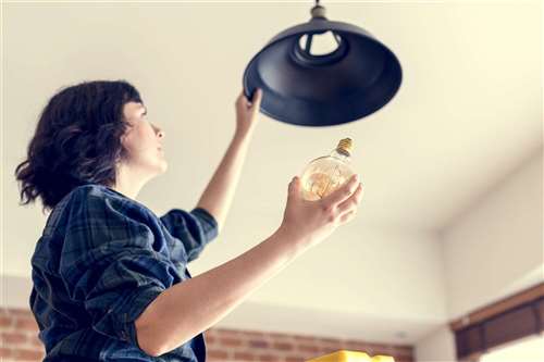 Offerte luce: le soluzioni più convenienti per chi vive da solo