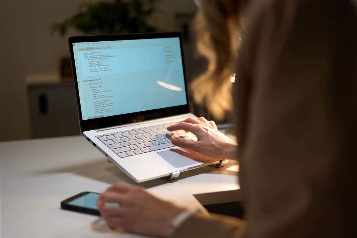 bonus computer 2025 una persona che usa un pc nuovo