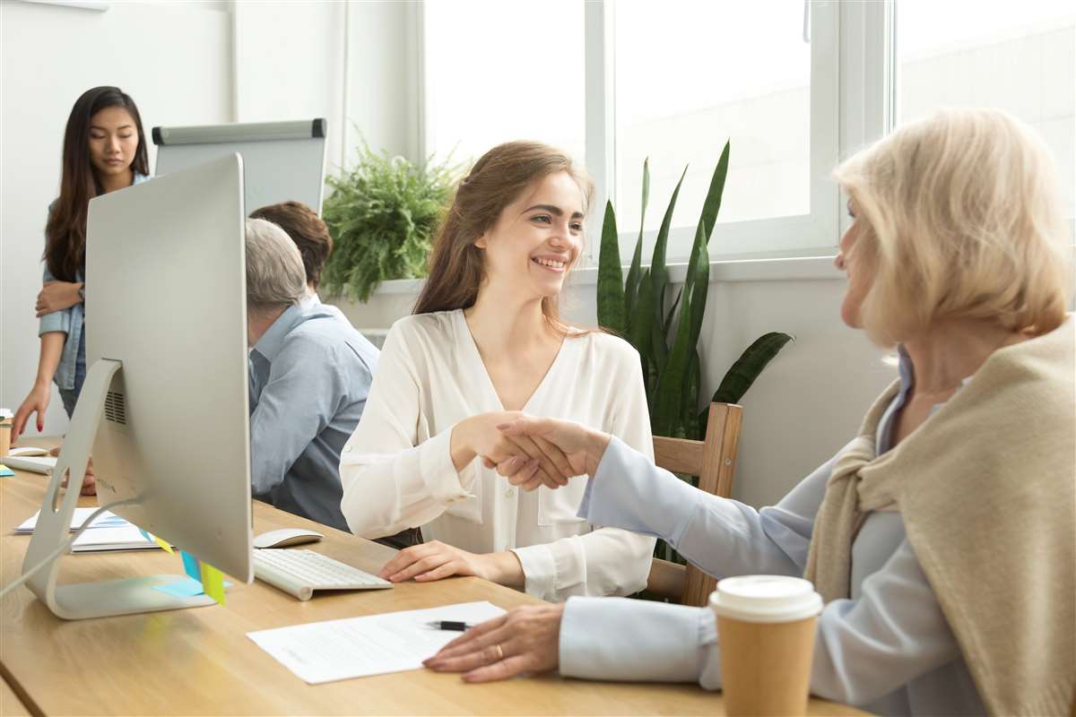 giovane professionista ottiene un contratto di lavoro