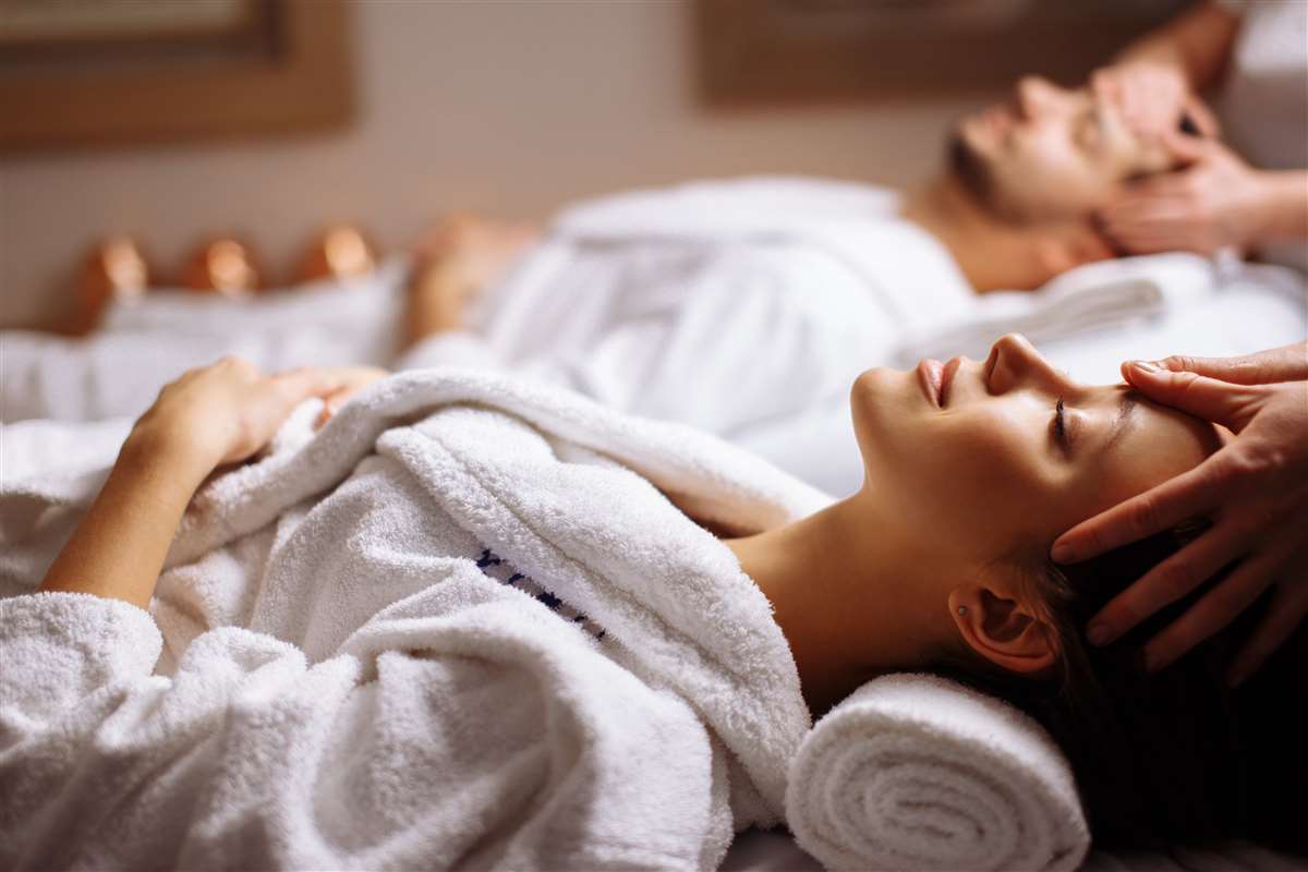 giovane coppia si rilassa durante un massaggio presso una spa