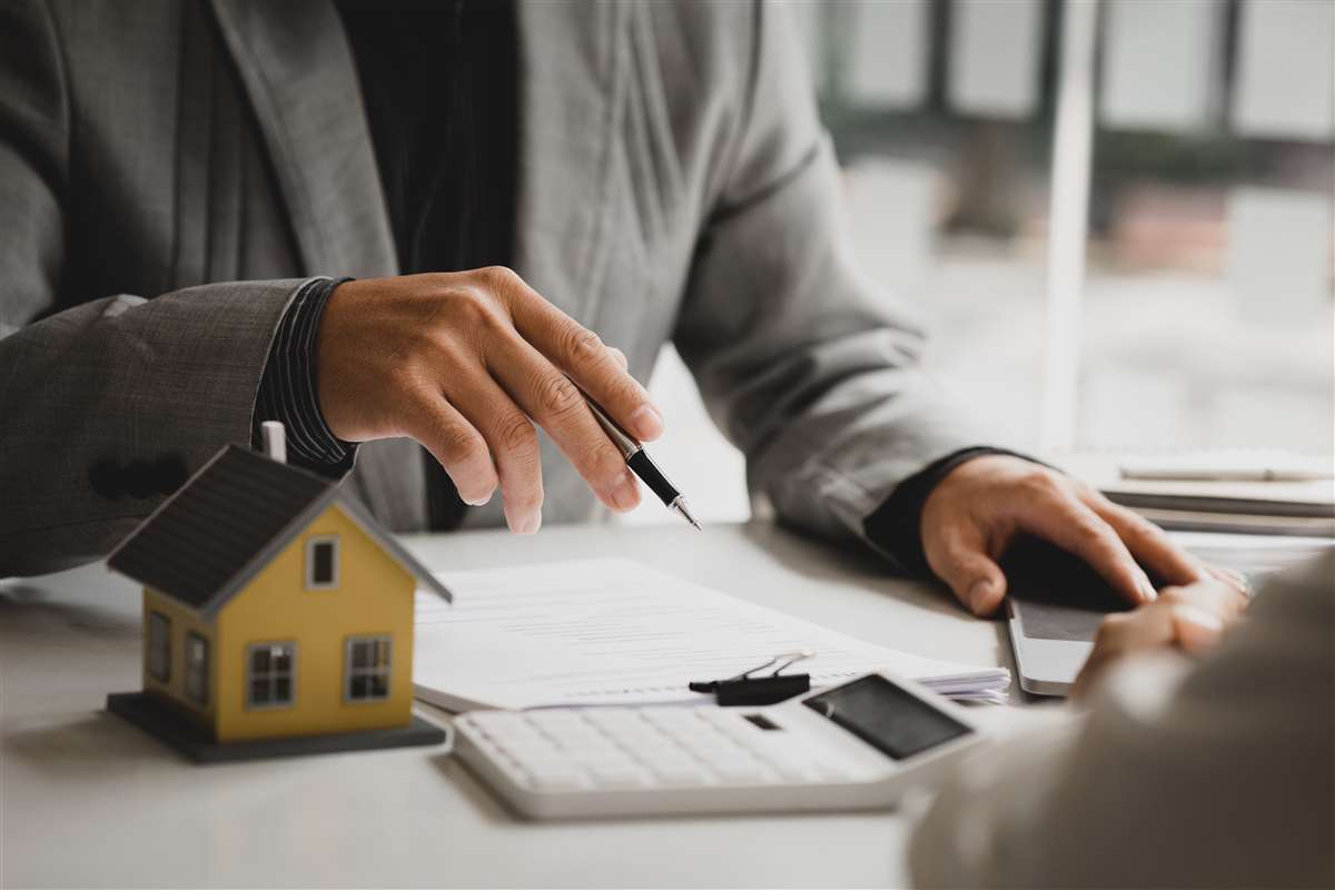 mercato mutui un agente immobiliare calcola l'importo di un mutuo casa